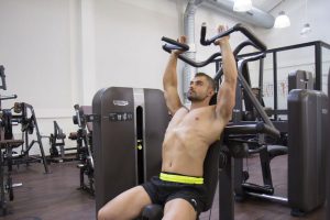 اموزش کار با دستگاه پرس سرشانه